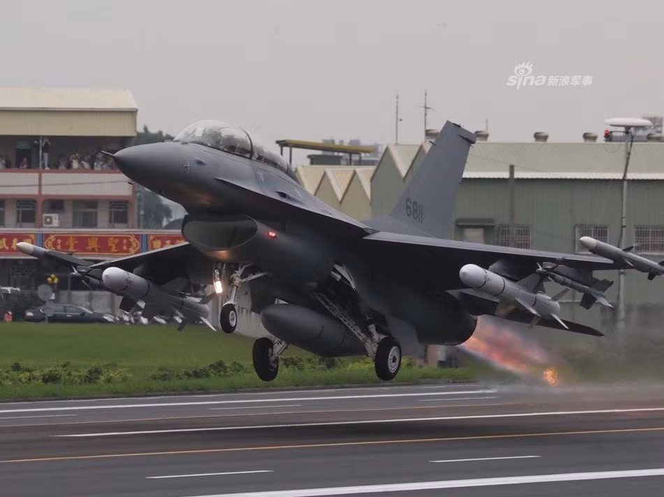 Mỗi sân bay dã chiến như thế này có thể có chiều dài từ 1000 cho tới 3000 mét - bằng với chiều dài đường băng của một sân bay tiêu chuẩn. Tiêu chuẩn về mặt đường của đằng băng sân bay với đường cao tốc về cơ bản cũng khá tương đồng. Nguồn ảnh: Sina.