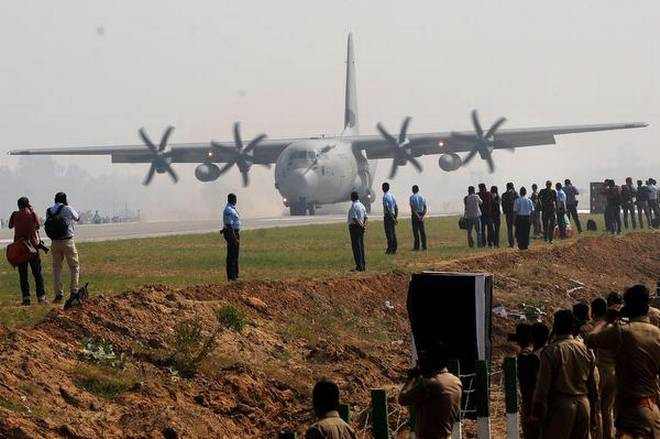 Thậm chí máy bay vận tải cũng có thể hạ cánh được xuống đường cao tốc miễn là kích thước đường và khoảng trống hai bên đủ lớn. Nguồn ảnh: Sina.
