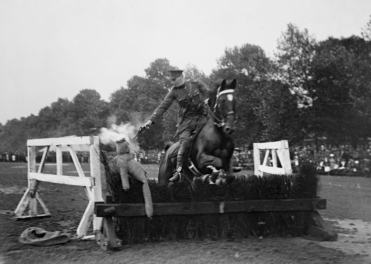 Cưỡi ngựa vẫn là một môn thể thao quý tộc được các sĩ quan chơi như một thú giải trí. Ngày nay không còn mấy sĩ quan quân đội biết cưỡi ngựa. Nguồn ảnh: Theatlantic.