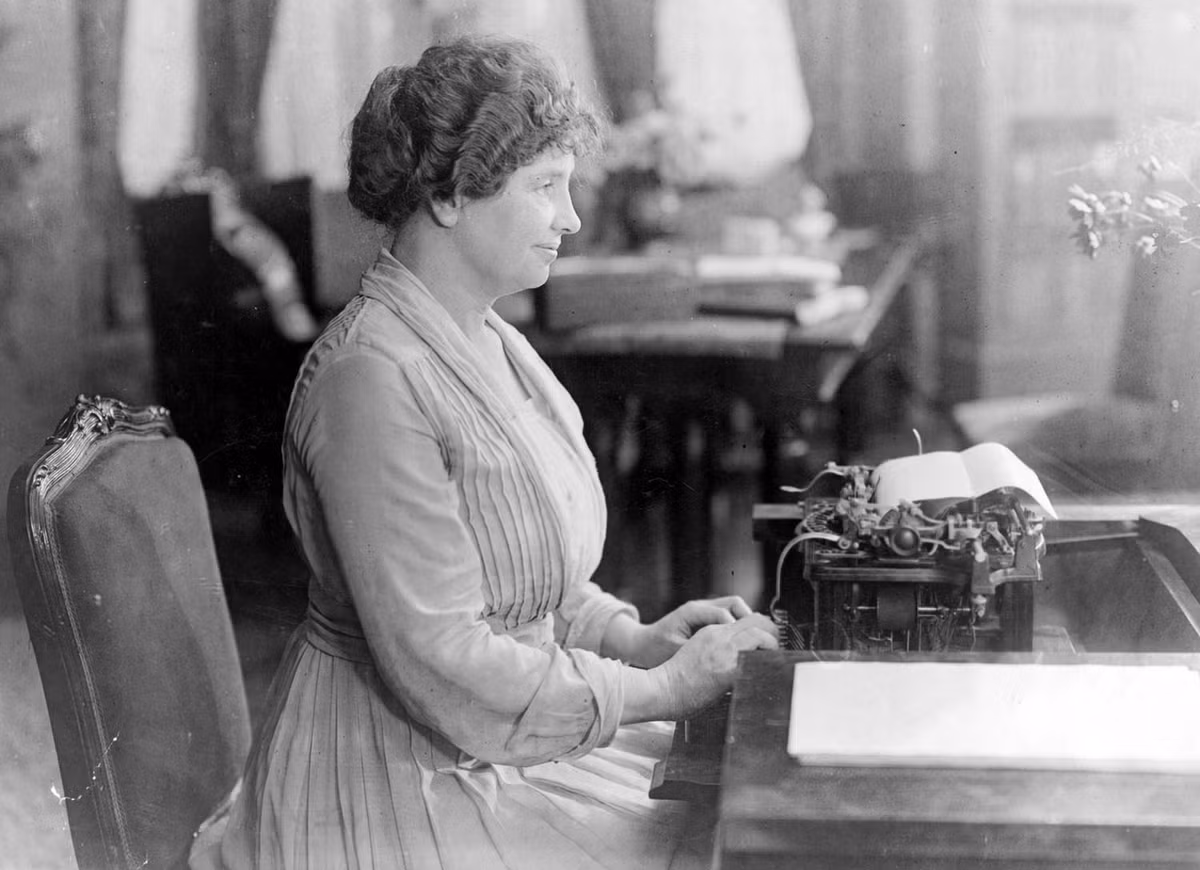 Công nghệ điện tín cách đây 100 năm chỉ chuyển tải được thông điệp ngắn gọn và xúc tích bằng các loại thiết bị phức tạp, nặng nề. Nguồn ảnh: Theatlantic.