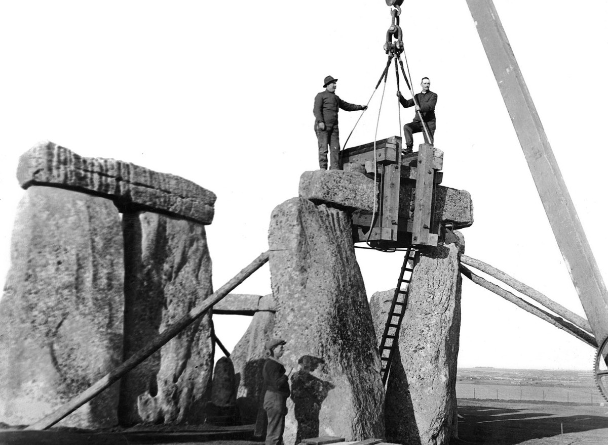 Công trình Stoneage ở Anh được phục dựng và gia cố lại bằng các loại máy cẩu hiện đại nhất của 100 năm trước. Nguồn ảnh: Theatlantic.