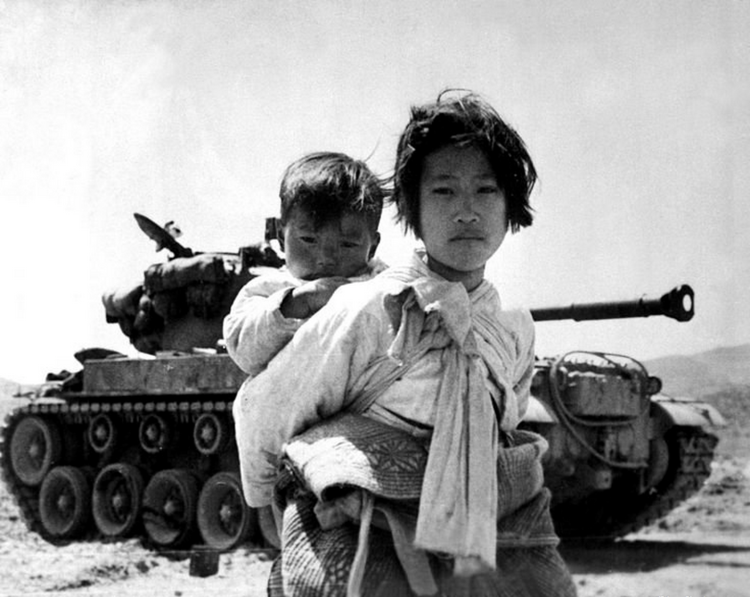 Hình ảnh hai em nhỏ cõng nhau được xem là biểu tượng của Chiến tranh Triều Tiên do phóng viên chiến trường R.V. Spencer ghi lại vào năm 1951. Đây là cuộc chiến tranh ý thức hệ đầu tiên mà Mỹ tham gia với vai trò chủ chốt. Nguồn ảnh: BI.
