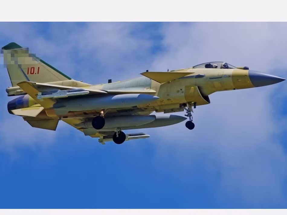 Phương Tây thường so sánh loại tên lửa này với loại AIM-9X - tên lửa không đối không bình dân và phổ biến bậc nhất của Mỹ hiện nay. Ở thời điểm hiện tại, PL-10 thường được thấy sử dụng nhiều nhất với các chiến đấu cơ J-10, J-11 và J-20 của Trung Quốc. Nguồn ảnh: Sina.