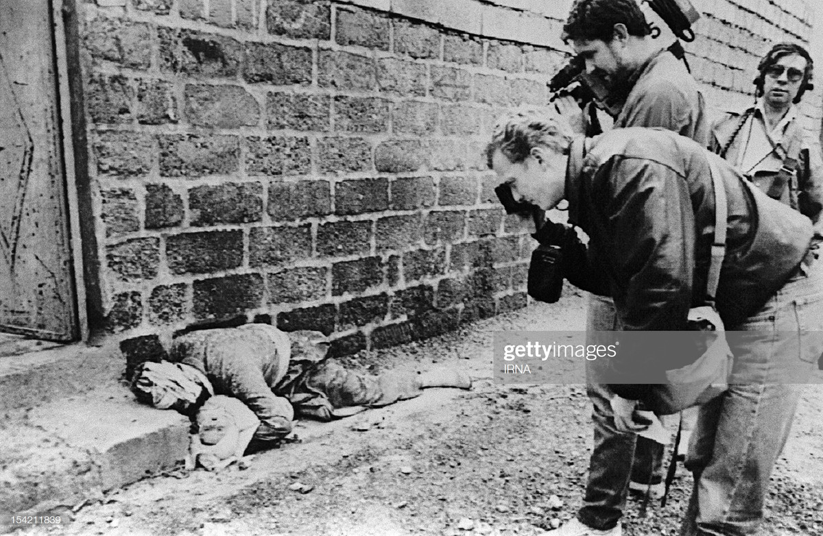 Một người cha Iraq đang ôm con nhỏ trong tay trước khi cả hai người qua đời do một cuộc tấn công bằng khí độc của chính quân đội Iraq thực hiện ở miền Bắc nước này. Nguồn ảnh: Gettyimages.