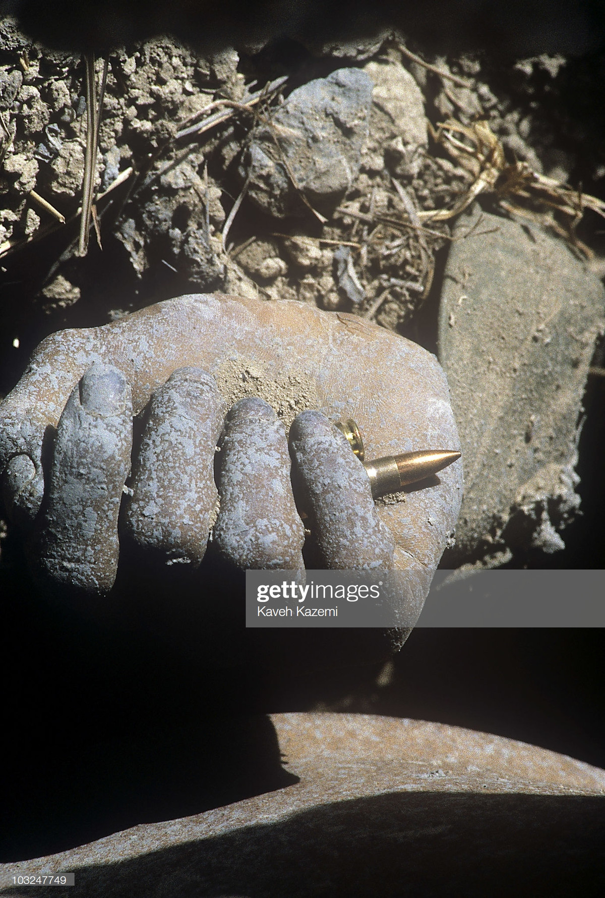 Một người lính Iran hy sinh khi trong tay vẫn cầm chặt một viên đạn. Nguồn ảnh: Gettyimages.