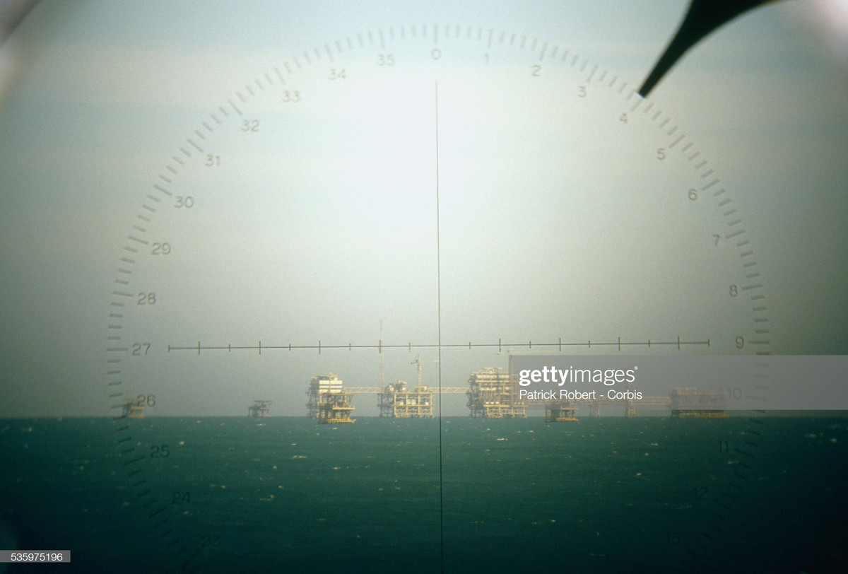 Các dàn khoan dầu bên ngoài khơi vùng Vịnh Ba Tư. Bức hình này được tàu ngầm Pháp ghi lại khi thực hiện tuần tra bảo vệ các dàn khoan dầu - một mục tiêu rất dễ bị tấn công trong cuộc chiến tranh Iran - Iraq. Nguồn ảnh: Gettyimages.