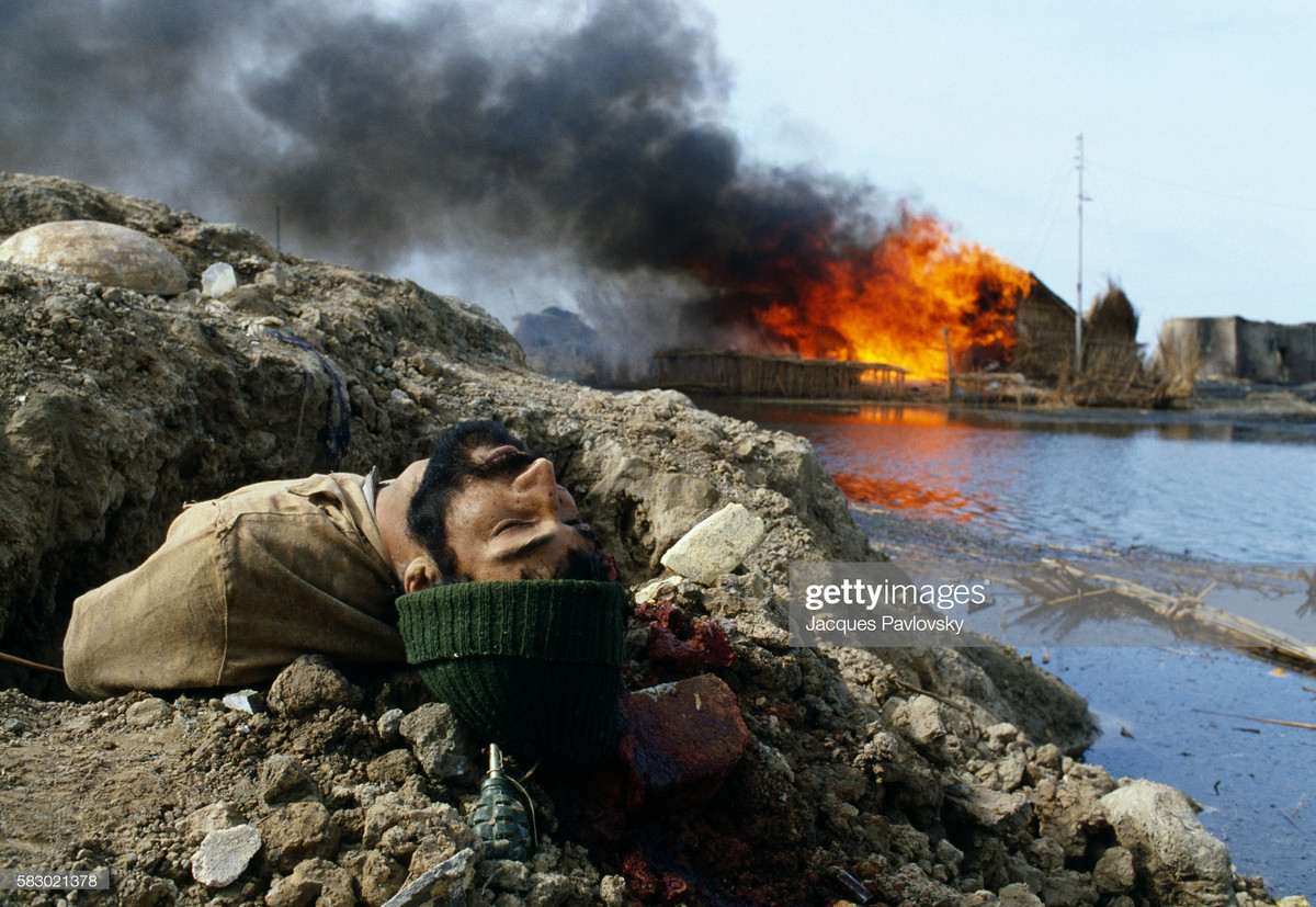 Lính Iran hy sinh ngay trong hố cá nhân của mình khi giao tranh với đối phương. Nguồn ảnh: Gettyimages.