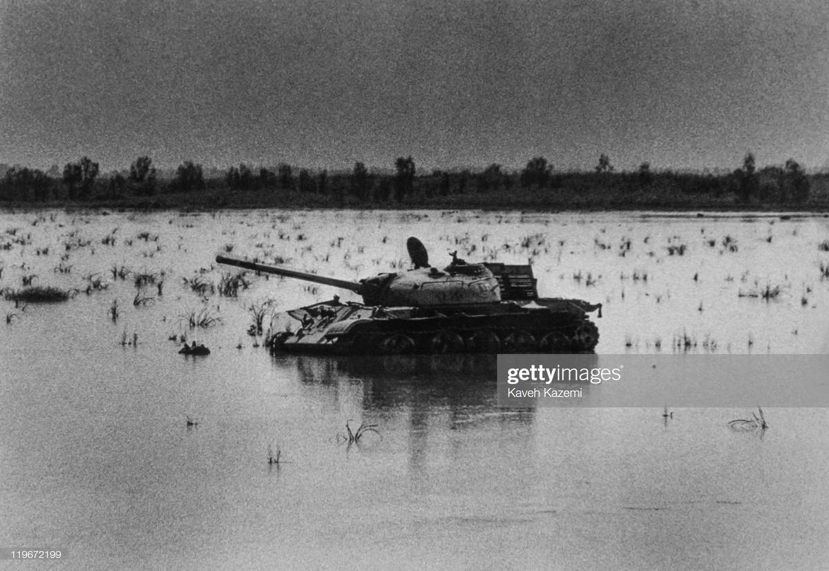Một chiếc xe tăng chủ lực của Iraq bị quân đội Iran tấn công và hạ gục khi nó đang cố vượt qua một đầm lầy trong trận Susangerd. Nguồn ảnh: Gettyimages.