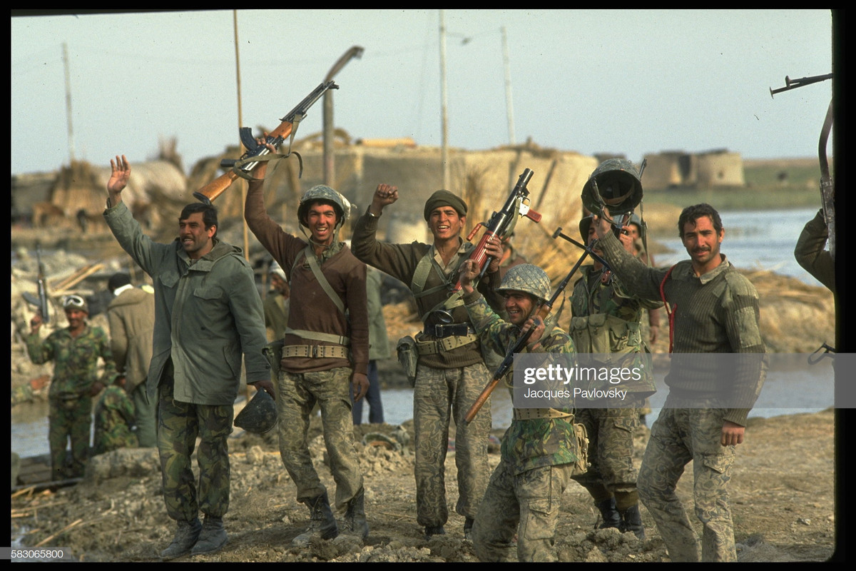 Binh lính Iraq ăn mừng chiến thắng sau khi đẩy lùi được Iran ở ngoại ô thành phố Amarah. Nguồn ảnh: Gettyimages..