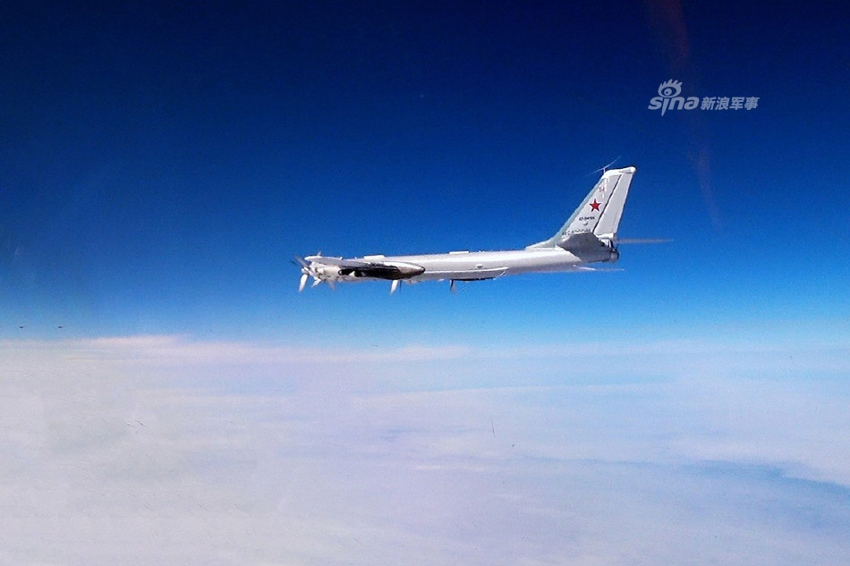 Thậm chí ở khu vực này Nga còn thường xuyên sử dụng máy bay ném bom chiến lược Tu-95 để thực hiện các nhiệm vụ bay tuần tra ra vùng biển tiếp giáp với Biển Nhật Bản. Hồi đầu tháng 5 vừa rồi, Nhật đã báo cáo việc Tu-95MS của Nga áp sát không phận nước này và Nhật đã phải điều tiêm kích lên cảnh báo phía Nga. Nguồn ảnh: Sina.
