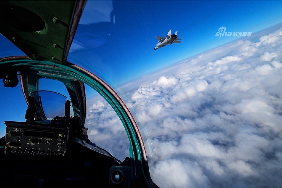 Chiến đấu cơ đánh chặn MiG-31 trên đường bay tuần tra bên cạnh tiêm kích Su-35. Nguồn ảnh: Sina.