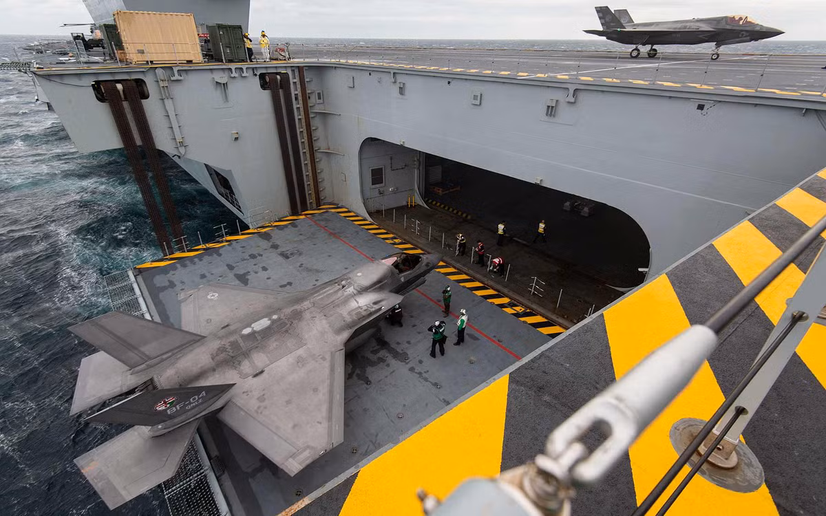 Tàu sân bay HMS Queen Elizabeth là chiếc đầu tiên được đóng theo lớp cùng tên. Tàu được đặt lườn vào năm 2009, hạ thuỷ năm 2014 và chính thức nhập biên chế năm 2017. Tuy nhiên phải dự kiến tới năm 2020 tàu mới bắt đầu được đi vào trực chiến. Nguồn ảnh: BI.