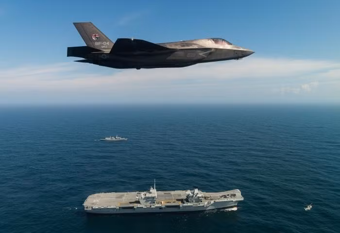 Việc triển khai chiến đấu cơ F-35B của Thuỷ quân Lục chiến Mỹ lên tàu sân bay Anh sẽ đánh dấu một bước tiến mới trong hợp tác quân sự giữa hai nước. Điều ngược lại hoàn toàn cũng có thể sẽ xảy ra - đó là Anh triển khai máy bay "ké" tàu sân bay Mỹ. Nguồn ảnh: BI.