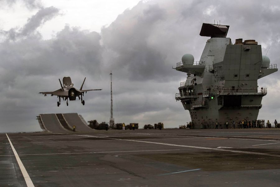 Thiết kế của HMS Queen Elizabeth rất dễ nhận ra với cầu nhảy để cất cánh máy bay và hai cơ cấu thượng tầng - một thiết kế rất lạ và hoàn toàn không thể tìm thấy ở bất cứ một tàu sân bay nào khác trên thế giới hiện nay. Nguồn ảnh: BI.