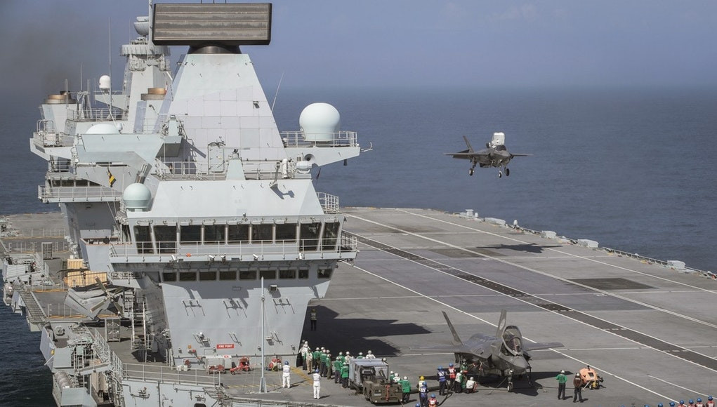 Cuối năm 2018 vừa rồi, các phi công cùng chiến đấu cơ F-35B của Mỹ cũng đã thực hiện một loạt các bài cất - hạ cánh từ tàu sân bay Anh để lực lượng mặt đất cũng như nhân sự trên kỳ hạm này của Anh làm quen với việc tác chiến cùng chiến đấu cơ F-35B. Nguồn ảnh: BI.