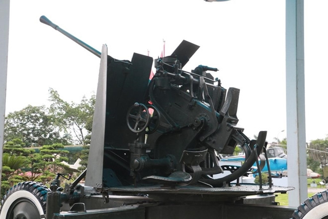 Theo tài liệu từ Bộ Quốc phòng khẩu pháo này được khẩu đội 3, đại đội 827, tiểu đoàn 394, trung đoàn 367 sử dụng. Khẩu pháo này nổi tiếng bởi nó gắn liền với hành động hi sinh thân mình cứu pháo của Anh hùng Tô Vĩnh Diện.