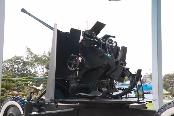 Theo tài liệu từ Bộ Quốc phòng khẩu pháo này được khẩu đội 3, đại đội 827, tiểu đoàn 394, trung đoàn 367 sử dụng. Khẩu pháo này nổi tiếng bởi nó gắn liền với hành động hi sinh thân mình cứu pháo của Anh hùng Tô Vĩnh Diện.