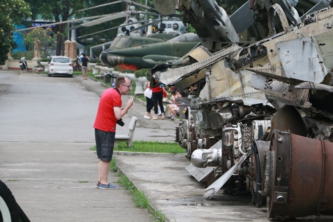 Là một trong những nơi trưng bày hiện vật chiến tranh lớn nhất của đất nước, hàng ngày tại bảo tàng Phòng không - Không quân tiếp đón không ít các vị khách nước ngoài. Những vị khách ngoại quốc tới đây để hiểu thêm về nguyên nhân tại sao một dân tộc như Việt Nam có thể đi qua và chiến thắng trong những cuộc chiến với các đế quốc hùng mạnh trên thế giới.