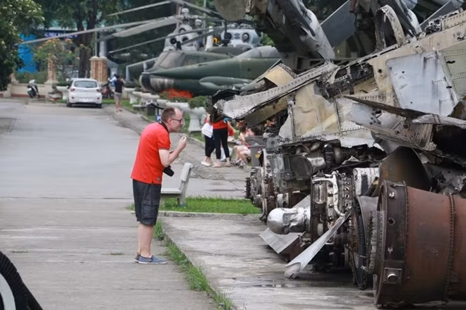 Là một trong những nơi trưng bày hiện vật chiến tranh lớn nhất của đất nước, hàng ngày tại bảo tàng Phòng không - Không quân tiếp đón không ít các vị khách nước ngoài. Những vị khách ngoại quốc tới đây để hiểu thêm về nguyên nhân tại sao một dân tộc như Việt Nam có thể đi qua và chiến thắng trong những cuộc chiến với các đế quốc hùng mạnh trên thế giới.