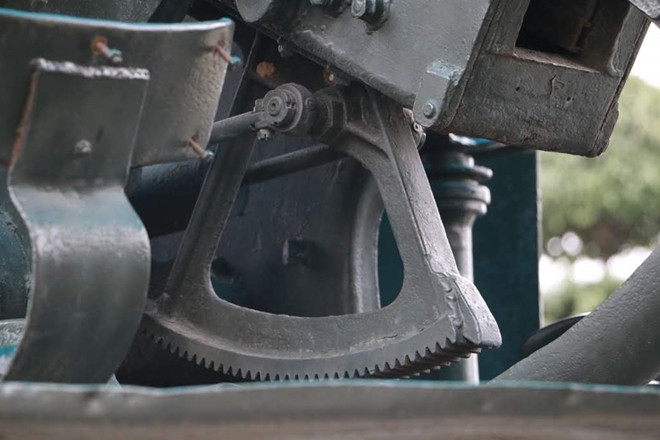 Các chi tiết của khẩu pháo như tay quay, thước ngắm được bảo trì khá tốt. Cùng với khẩu pháo này, các chiến sĩ của ta đã bắn hạ 3 máy bay của Pháp trong chiến dịch Điện Biên Phủ năm 1954.