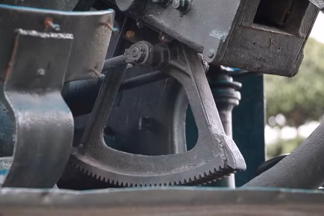 Các chi tiết của khẩu pháo như tay quay, thước ngắm được bảo trì khá tốt. Cùng với khẩu pháo này, các chiến sĩ của ta đã bắn hạ 3 máy bay của Pháp trong chiến dịch Điện Biên Phủ năm 1954.