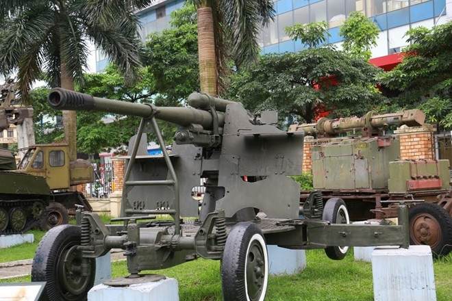 Không chỉ có khẩu pháo phòng không 37mm trên tại bảo tàng Phòng Không - Không quân còn có rất nhiều hiện vật đặc biệt khác. Đơn cử như khẩu pháo phòng không cỡ nòng 85mm này do Đức Quốc Xã chế tạo, bị Liên Xô thu giữ rồi chuyển giao cho ta. Nó cũng đã cùng với bộ đội Việt Nam bắn hạ không ít những máy bay hiện đại của Mỹ.