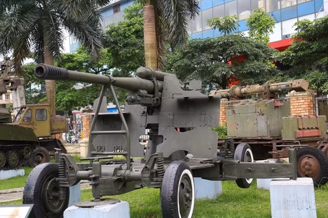 Không chỉ có khẩu pháo phòng không 37mm trên tại bảo tàng Phòng Không - Không quân còn có rất nhiều hiện vật đặc biệt khác. Đơn cử như khẩu pháo phòng không cỡ nòng 85mm này do Đức Quốc Xã chế tạo, bị Liên Xô thu giữ rồi chuyển giao cho ta. Nó cũng đã cùng với bộ đội Việt Nam bắn hạ không ít những máy bay hiện đại của Mỹ.