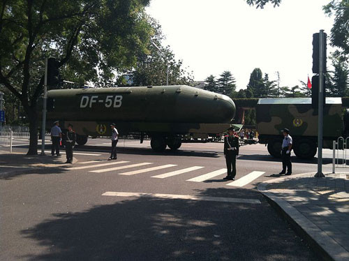 Tên lửa DF-5 của Trung Quốc tới nay đã có tổng cộng ba phiên bản bao gồm phiên bản DF-5A, DF-5B và DF-5C. Các phiên bản này có chiều dài 32,6 mét, đường kính 3,35 mét và nặng tổng cộng 183 tấn. Ảnh: Đầu đạn của tên lửa DF-5B. Nguồn ảnh: QQ.