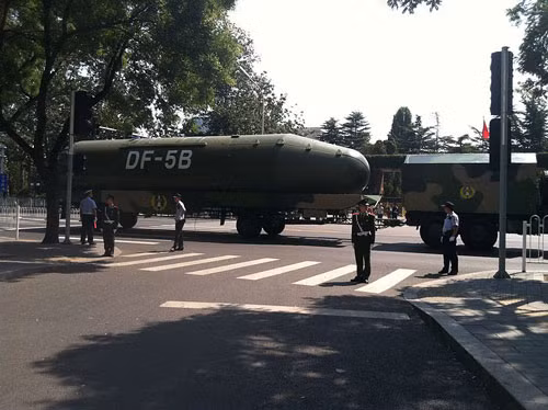 Tên lửa DF-5 của Trung Quốc tới nay đã có tổng cộng ba phiên bản bao gồm phiên bản DF-5A, DF-5B và DF-5C. Các phiên bản này có chiều dài 32,6 mét, đường kính 3,35 mét và nặng tổng cộng 183 tấn. Ảnh: Đầu đạn của tên lửa DF-5B. Nguồn ảnh: QQ.