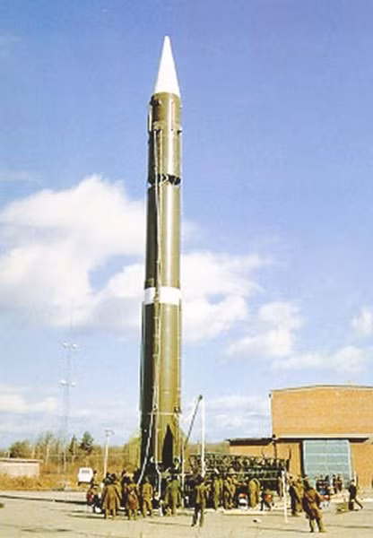 DF-4 có tổng trọng lượng 82 tấn, chiều dài 28,05 mét và có đường kính 2,25 mét. Loại tên lửa này có khả năng mang theo một hoặc ba đầu đạn, sức nổ tối đa lên tới 3,3 Megaton. Nguồn ảnh: QQ.