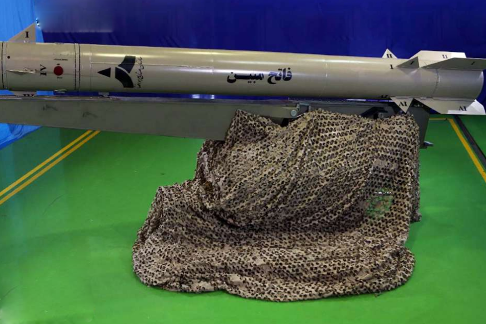 Đầu tiên phải kể đến tên lửa chống hạm Persian Gulf. Đây là phiên bản tên lửa chống hạm được Iran phát triển từ tên lửa đạn đạo tầm ngắn Fateh-110, có tầm bắn được cho là vào khoảng 300 km và tốc độ thấp nhất cũng lên tới Mach 3. Tuy nhiên loại tên lửa này lại được cho là rất dễ bị đánh chặn do tốc độ không đủ nhanh và hệ thống dẫn đường kém hiệu quả. Nguồn ảnh: Sina.