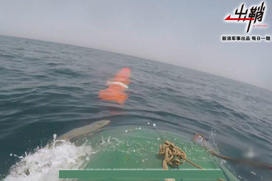 Và có vẻ như chính Iran cũng nhận ra điều này nên nước này đang đổ tiền của vào việc phát triển lực lượng tàu ngầm cũng như phát triển các loại tên lửa chống hạm phóng từ tàu ngầm. Tiêu biểu trong số đó là tên lửa Nasr - một loại tên lửa chống hạm phóng đi từ tàu ngầm đã được Iran giới thiệu cách đây không lâu với tầm bắn tối đa khoảng 35km. Nguồn ảnh: Sina.