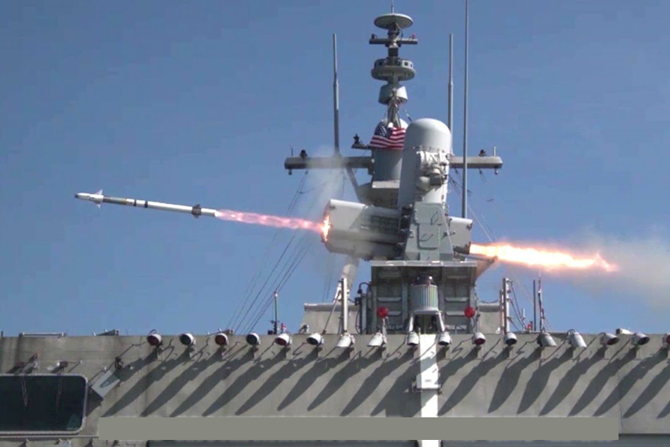 Tuy nhiên, hệ thống phòng thủ tên lửa Aegis của Mỹ vẫn được coi là một trong những hàng hậu vệ khó bị cản phá nhất hiện nay. Các tàu chiến và tàu sân bay của Mỹ thậm chí có khả năng thoát khỏi các cuộc tấn công bởi tên lửa chống hạm của Iran chỉ bằng cách tung các thiết bị gây nhiễu và mồi nhử, khiến tên lửa của phía Iran mất mục tiêu và tự rơi xuống biển. Nguồn ảnh: Sina.