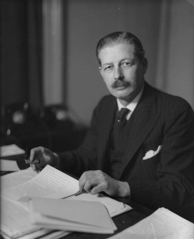 Harold Macmillan là chính trị gia tiếp theo đại diện đảng Bảo thủ đảm nhận chức vụ Thủ tướng Anh. Ông lãnh đạo nước Anh trong thời gian từ năm 1957 cho tới năm 1963, nổi tiếng với quan điểm chủ nghĩa thực dụng, dí dỏm và điềm tĩnh.