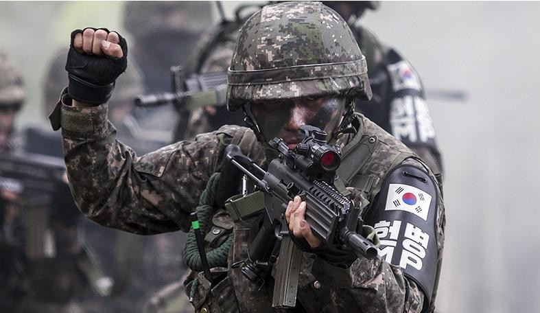 Việc là một quốc gia đang trong tình trạng chiến tranh khiến cả Triều Tiên và Hàn Quốc đều có các chính sách quân sự khá khắc nghiệt, trong đó có luật thực hiện nghĩa vụ quân sự bắt buộc với mọi nam giới trong độ tuổi phục vụ quân đội.