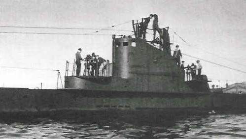 Khi nổi, tàu di chuyển được với tốc độ 12,5 hải lý giờ tương đương 23,2 km/h trong khi đó nếu lặn hoàn toàn, tàu di chuyển được với tốc độ tối đa chỉ 6,3 hải lý giờ - tương đương với 11,7 km/h. Nguồn ảnh: QQ.