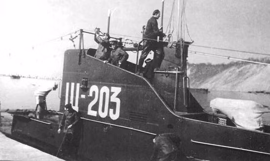 Các tàu ngầm Shchuka của Liên Xô được trang bị động cơ diesel với hai trục dẫn động. Tổng cộng công suất đầu ra của loại tàu này vào khoảng 1370 sức ngựa. Ngoài ra động cơ điện trên tàu còn có công suất tối đa 600 kW tương đương với khoảng 800 mã lực. Nguồn ảnh: QQ.