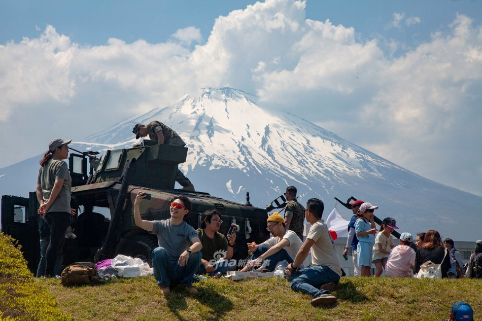 My - Nhat mang phao khung ra trung bay duoi chan nui Phu Si