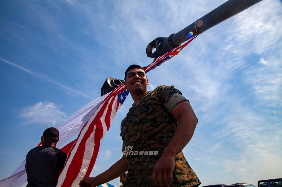 Có trọng lượng cực nhẹ chỉ 4,2 tấn, lựu pháo M777 có cỡ nòng 155mm và chiều dài nòng súng là 5,08 mét - gấp 39 lần đường kính nòng. Khi di chuyển pháo có thể được xếp gọn lại chỉ dài 10,7 mét và dễ dàng được cẩu tới trận địa bằng trực thăng vận tải CH-47. Nguồn ảnh: Sina.