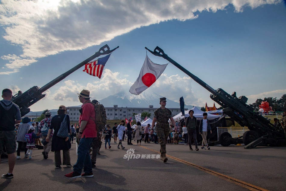 Hai khẩu pháo được đặt ở trung tâm triển lãm và treo cờ Nhật Bản cùng với cờ Mỹ. Khẩu pháo này mới chỉ được quân đội Mỹ đưa vào sử dụng từ năm 2005 tới giờ và là khẩu pháo kéo hiện đại bậc nhất của Mỹ. Nguồn ảnh: Sina.