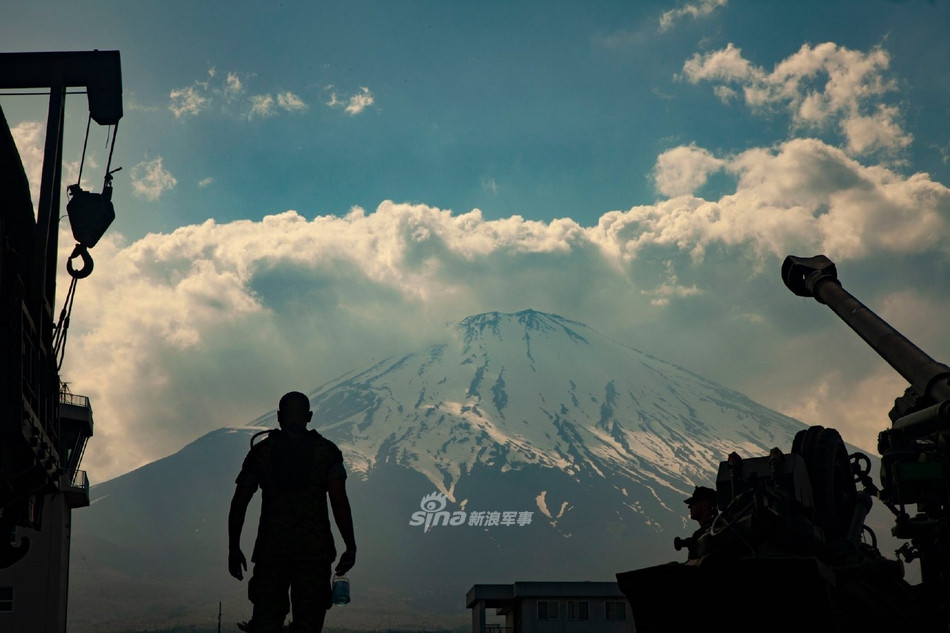 Thực tế, M777 lại là khẩu lựu pháo do Anh sản xuất. Khẩu pháo này được quân đội Mỹ đưa vào biên chế sử dụng thay cho khẩu M198 đã quá cũ của lực lượng này trước đó. Nguồn ảnh: Sina.