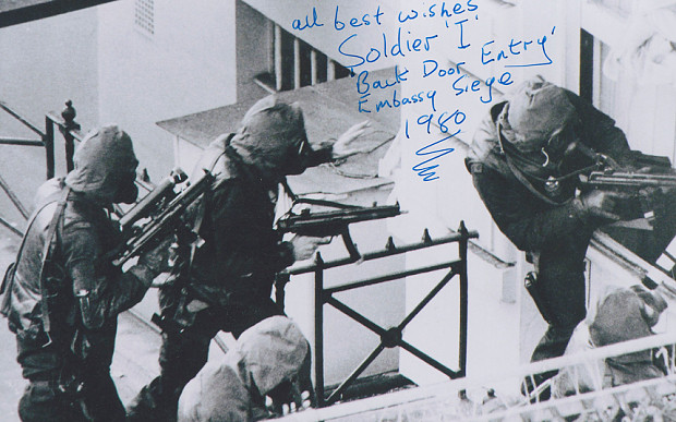 Lực lượng tham gia cuộc giải cứu này được Anh lựa chọn là Đặc nhiệm Không quân Hoàng gia hay SAS - một lực lượng trong Chiến tranh Thế giới thứ hai từng "làm loạn" quân Đức ở Bắc Phi và sau này được sử dụng làm lực lượng chuyên chống khủng bố. Nguồn ảnh: History.