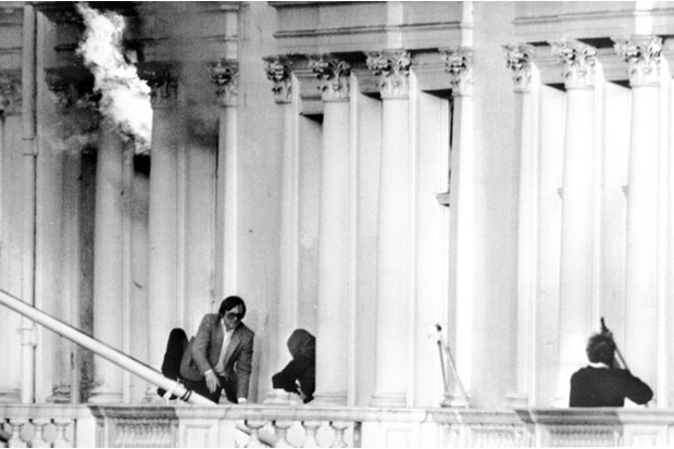 Tuy nhiên do nhiều phòng bên trong Đại sứ quán Iran bị khoá cửa và bị kê đồ đạc chặn lối đi, kế hoạch buộc phải thay đổi và đặc nhiệm SAS phải di chuyển bằng cách trèo từ ban công phòng này sang ban công phòng khác. Nguồn ảnh: History.