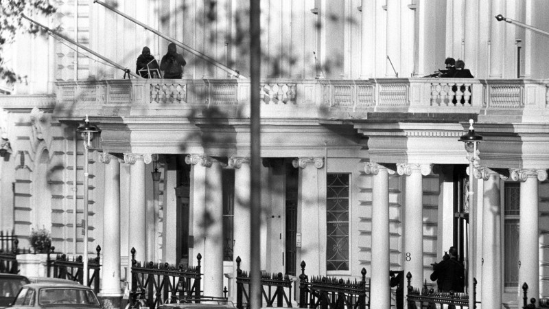 Các toán đột kích SAS tiến vào toà nhà Đại sứ Iran từ đường mái, dùng lựu đạn khói và lựu đạn choáng trước khi xông vào từng phòng để tìm kiếm con tin và tiêu diệt khủng bố. Nguồn ảnh: History.