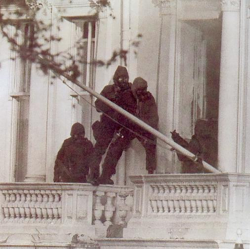 Ngày thứ sáu kể từ khi sự việc diễn ra, cuộc giải cứu bắt đầu. Truyền thông Anh đã tường thuật trực tiếp cuộc giải cứu trên sóng phát thanh và sóng truyền hình bất chấp sự ngăn cản đến bất lực của lực lượng cảnh sát. Nguồn ảnh: History.