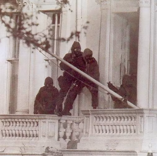 Ngày thứ sáu kể từ khi sự việc diễn ra, cuộc giải cứu bắt đầu. Truyền thông Anh đã tường thuật trực tiếp cuộc giải cứu trên sóng phát thanh và sóng truyền hình bất chấp sự ngăn cản đến bất lực của lực lượng cảnh sát. Nguồn ảnh: History.