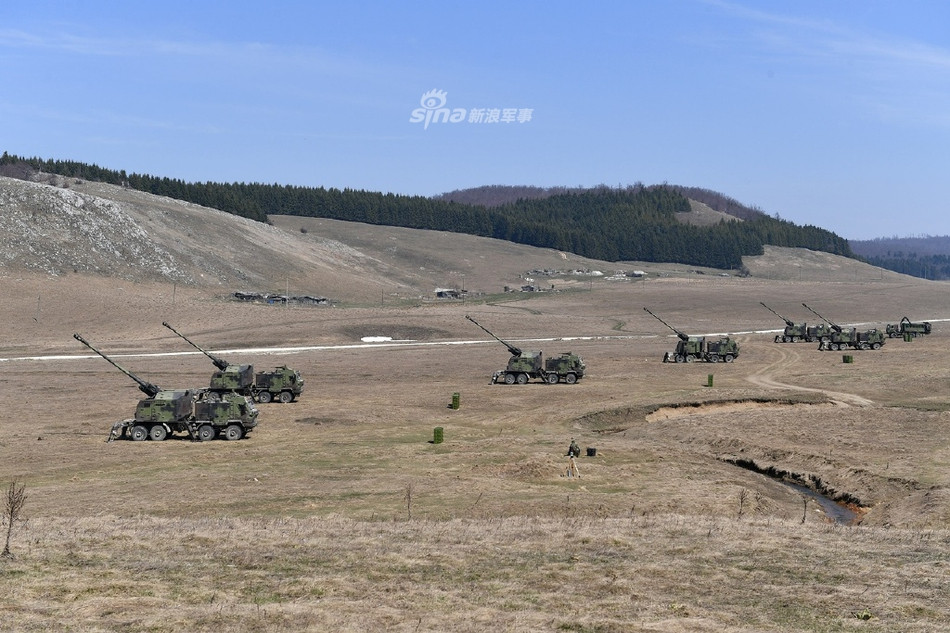 Khẩu pháo tự hành này còn được trang bị động cơ tua-bo công suất 410 mã lực, hệ thống dẫn động 8x8 cho phép nó hoạt động được ở tầm xa tối đa 1000 km, tốc độ tối đa 90 km/h. Nguồn ảnh: Sina.