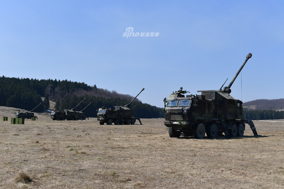 Phiên bản mới nhất của pháo tự hành B-52 là ALEKSANDAR ra đời năm 2009, có hệ thống nạp đạn tự động và khả năng bắn liên tục 12 viên ở tốc độ cao. Tầm bắn tối đa lên tới 56 km và kíp chiến đấu có thể điều khiển từ cách xa 100 mét - tránh bị phản pháo. Nguồn ảnh: Sina.