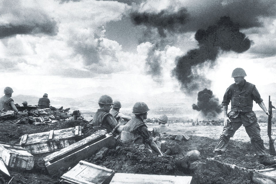 Tất nhiên, rút kinh nghiệm của Pháp, Mỹ đã xây dựng căn cứ Khe Sanh "tử tế" hơn so với việc Pháp xây dựng tập đoàn căn cứ điểm Điện Biên Phủ. Nguồn ảnh: Thearchive.