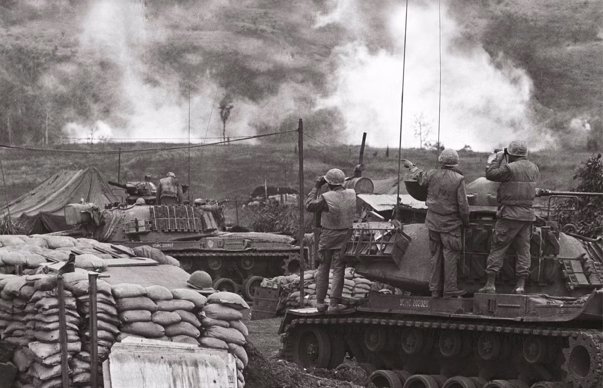 Yểm trợ đường không cũng là yếu tố sống còn ở căn cứ Khe Sanh. Tổng cộng trong 77 ngày bị Quân Giải phóng bao vây, Mỹ đã ném xuống đây 114.810 tấn bom - tương đương với số bom Mỹ ném xuống Nhật Bản trong toàn bộ năm 1945. Nguồn ảnh: Thearchive.